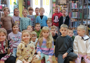 Dzieci uczestniczą w zajęciach w bibliotece