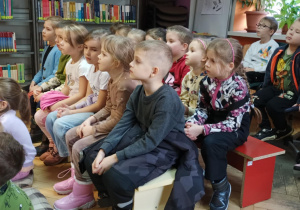 Dzieci uczestniczą w zajęciach w bibliotece