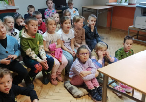 Dzieci uczestniczą w zajęciach w bibliotece