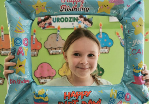 Dziecko pozuje do zdjęcia