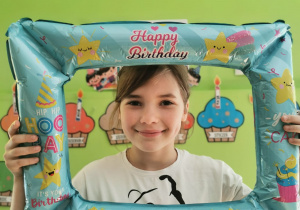 Dziecko pozuje do zdjęcia