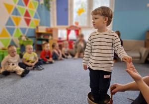 Chłopiec stoi w misie, aby poczuć jej drgania