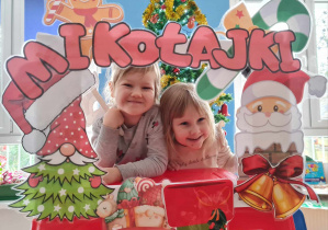 Dwie dziewczynki pozują do koleżeńskiego zdjęcia w fotobudce