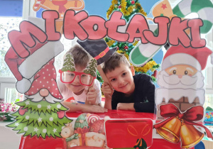 Chłopcy pozują do zdjęcia w fotobudce