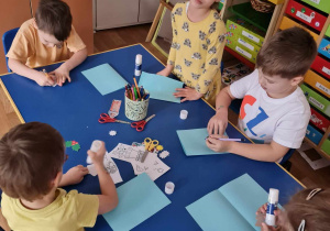 dzieci podczas tworzenia laurek dla Świętego Mikołaja