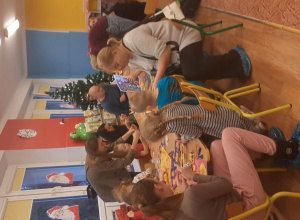 Wspólnie z rodzicami ubieramy choinkę