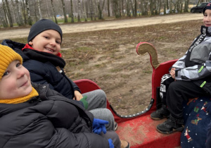 dzieci podczas przejażdżki saniami