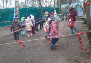 Dzieci pozują do zdjęcia w Malinowym Grodzie