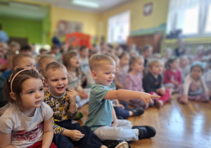 Dzieci oglądają pokaz baniek mydlanych