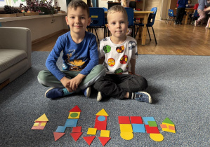 Chłopcy i ich kompozycja z figur geometrycznych