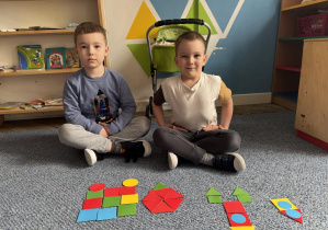 Chłopcy i ich kompozycja z figur geometrycznych