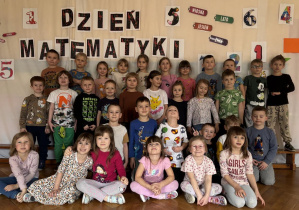 Grupa dzieci biorąca udział w Dniu Matematyki