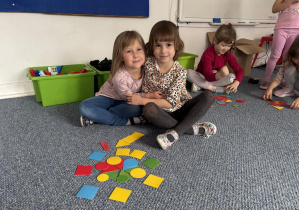 Dziewczynki i ich kompozycja z figur geometrycznych