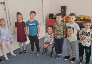 Dzieci śpiewają Kacperkowi "Sto lat"