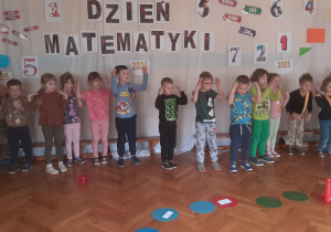 Dzieci ilustrują ruchem treść piosenki - dotykają rękami swoich głów