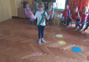 Dziewczynka wyklaskuje przedstawiony na kartoniku rytm
