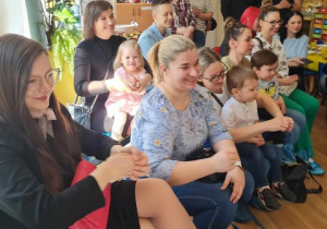 Rodzice oglądają występ swoich pociech