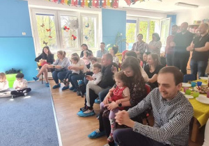 Rodzice oglądają występ dzieci