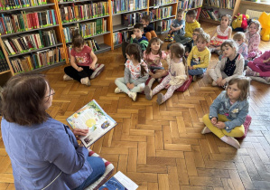 Dzieci słuchają jak pani czyta