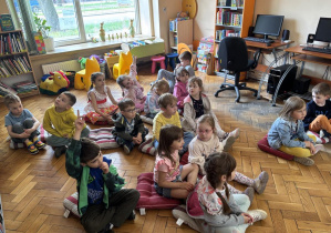 Dzieci siedzą na podłodze