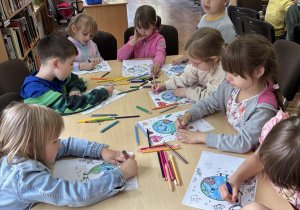 Dzieci kolorują obraz Ziemi