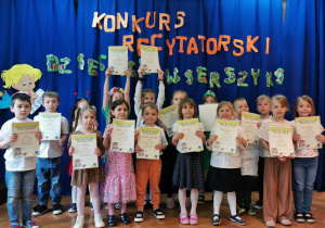 Uczestnicy konkursu recytatorskiego z dyplomami