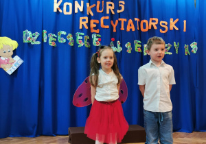 Dwuosobowy zespół recytuje wiersz