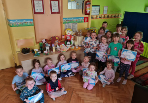 Dzieci pozują na tle konkursowych prac