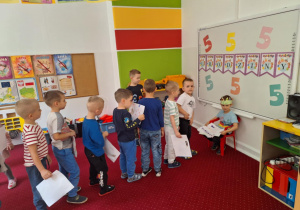 Grupa dzieci składa solenizantowi życzenia