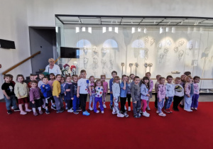 Dzieci pozują do wspólnego zdjęcia w holu teatru