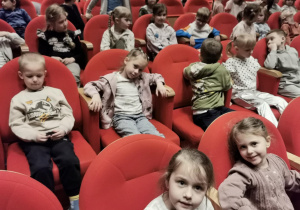 Dzieci siedzą na widowni czekając na rozpoczęcie spektaklu