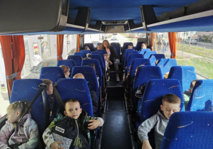 Dzieci siedzą w autokarze