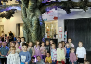 Dzieci pozują do zdjęcia na tle teatralnej dekoracji