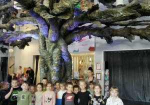 Dzieci pozują do zdjęcia na tle teatralnej dekoracji