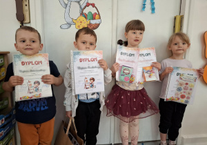 Dzieci z grupy drugiej pozują do zdjęcia trzymając dyplomy i nagrody za udział w konkursie