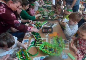 Dzieci wraz z rodzicami tworzą ozdoby wielkanocne