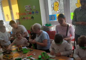Dzieci wraz z rodzicami tworzą ozdoby wielkanocne