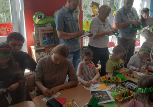 Dzieci wraz z rodzicami tworzą ozdoby wielkanocne