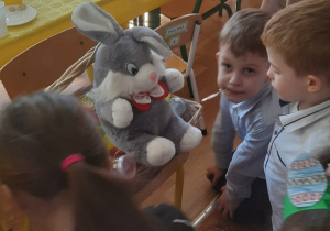 Dzieci oglądają wielkanocne prezenty