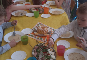 Dzieci jedzą wielkanocny posiłek