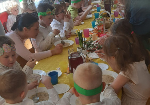 Dzieci jedzą wielkanocny posiłek