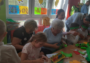 Dzieci wraz z rodzicami tworzą ozdoby wielkanocne