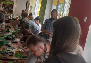 Dzieci wraz z rodzicami tworzą ozdoby wielkanocne
