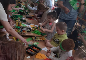 Dzieci wraz z rodzicami tworzą ozdoby wielkanocne