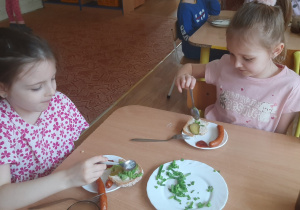 Dzieci nakładają sobie szczypiorek na talerz