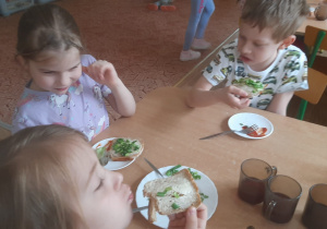 Dzieci jedzą ze smakiem szczypiorek