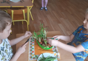 Dzieci zrywają szczypiorek