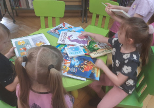 Dzieci oglądają książki w bibliotece
