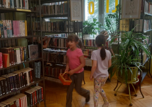 Dzieci szukają pisanek ukrytych w bibliotece
