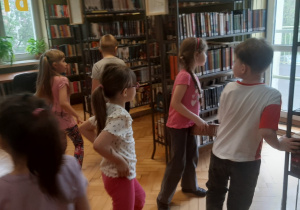Dzieci szukają pisanek ukrytych w bibliotece